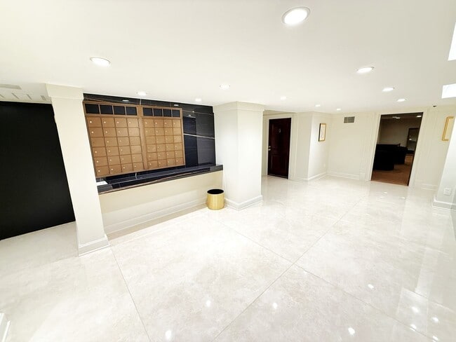 Building Photo - 2 Level, 2 Bedroom Hidden Gem in Dupont!