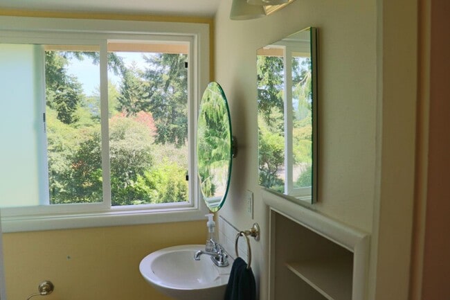 Building Photo - Exquisite 3 Bed, 1.75 Bath Home in Old Fai...