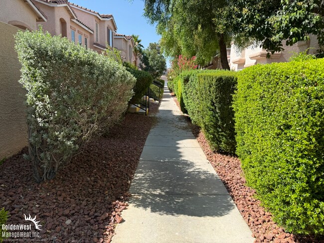 Building Photo - Beautifully Maintained 2Bdm 2Ba Two-story ...