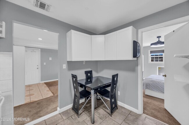 Building Photo - 393 College Dr