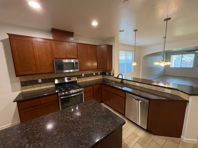 Building Photo - NW Visalia Home Near Shopping Center Available Now!