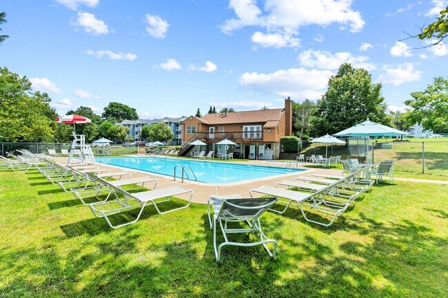 Building Photo - Two Bedroom Signature Style Apartment on t...