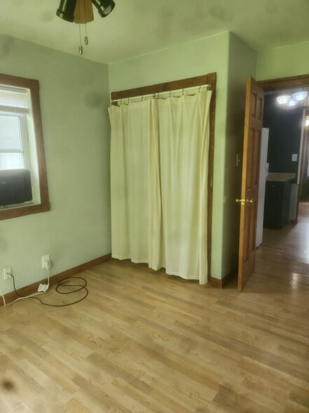 bedroom 2 with closet - 128 Jones St