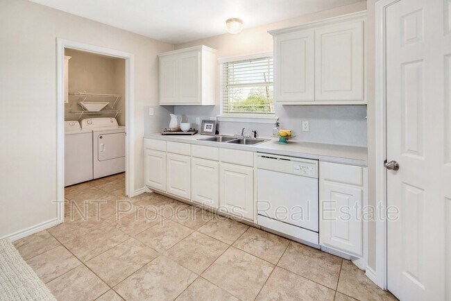 Building Photo - 9902 Risky's Ranch Dr