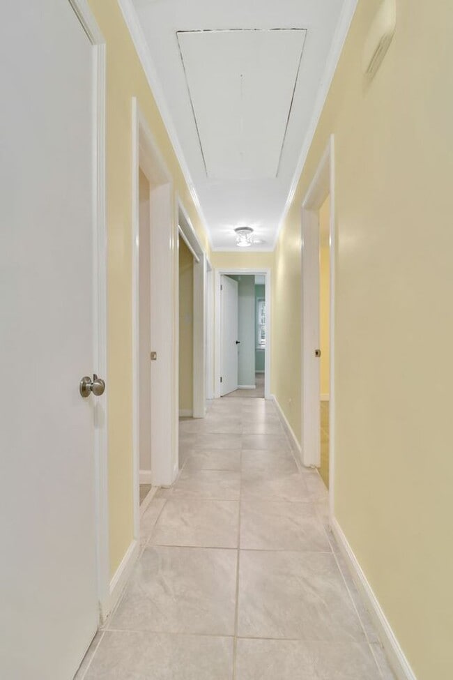 Building Photo - 212 Pinewood Dr
