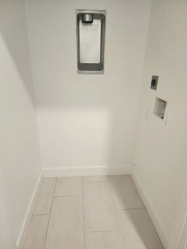 Building Photo - 1BR w/ Utilities Package & Wi-Fi in Stockton