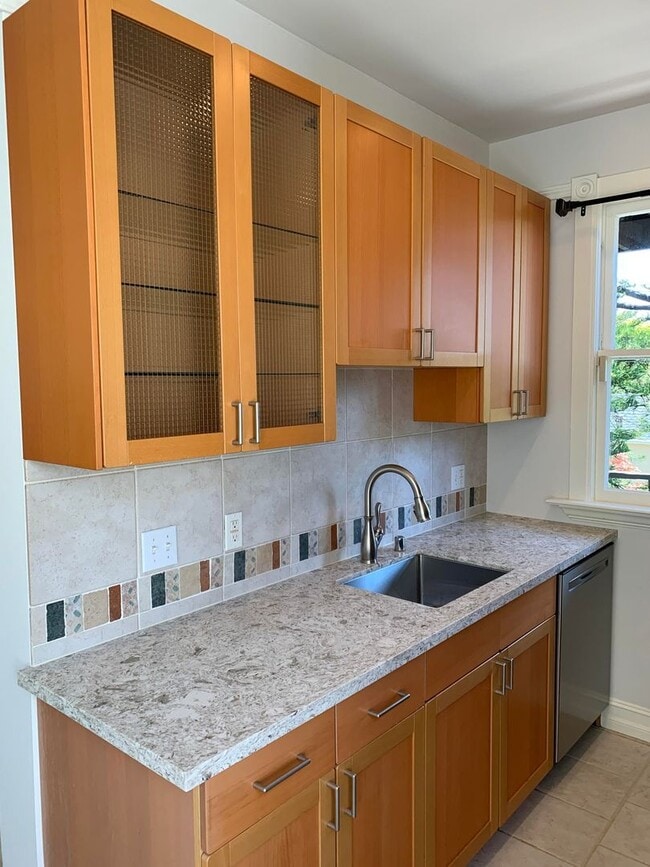 Building Photo - UPDATED BRIGHT 800sf 2BR/1BA Flat Noe Noe ...
