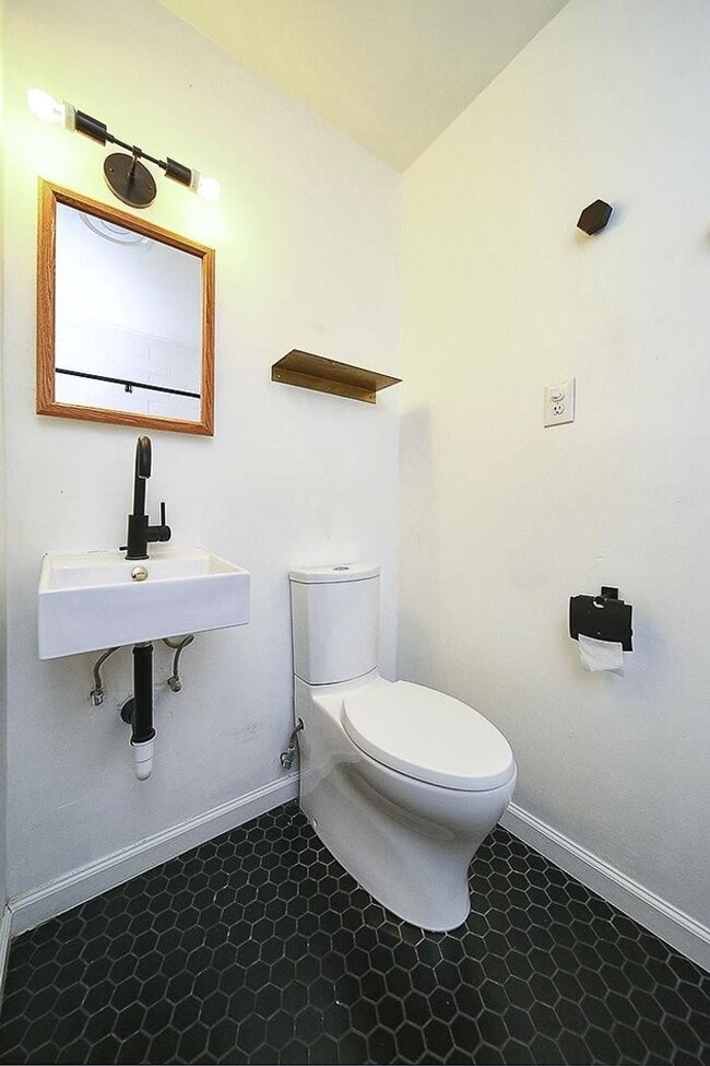 Building Photo - Picture-perfect 3BR/2BA brick bungalow In East Nashville!