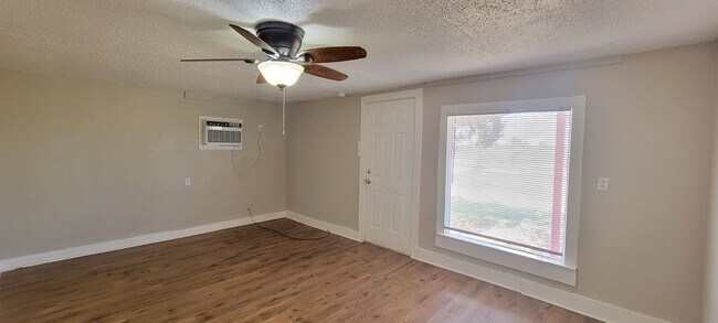 Building Photo - UPDATED COUNTRY PROPERTY