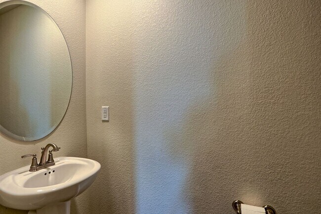 Building Photo - 4768 Champlain Dr