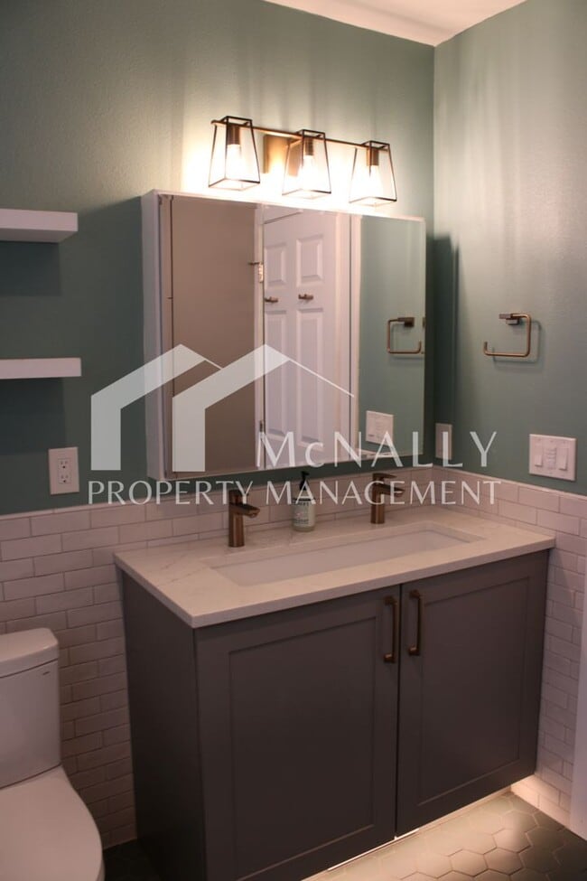 Building Photo - 5 Bedroom, 4 Bathroom Historic Tacoma Home