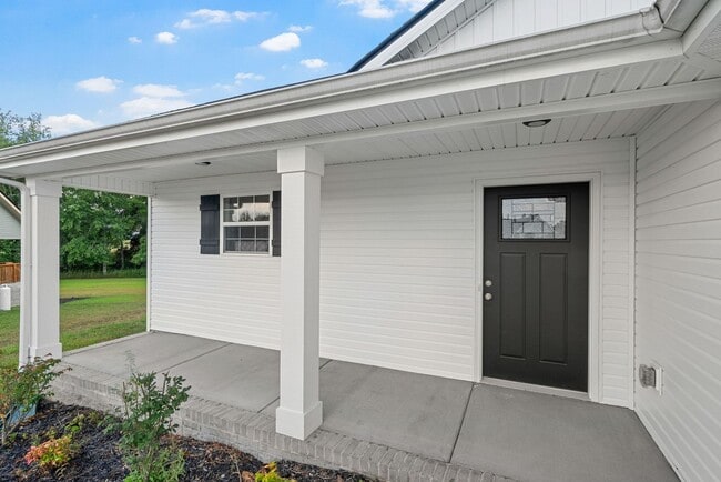 Building Photo - Pet Friendly Three Bedroom!