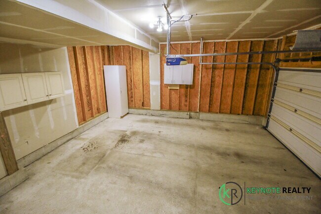 Building Photo - Gorgeous 3 Bedroom, 3 Bathroom Home Availa...