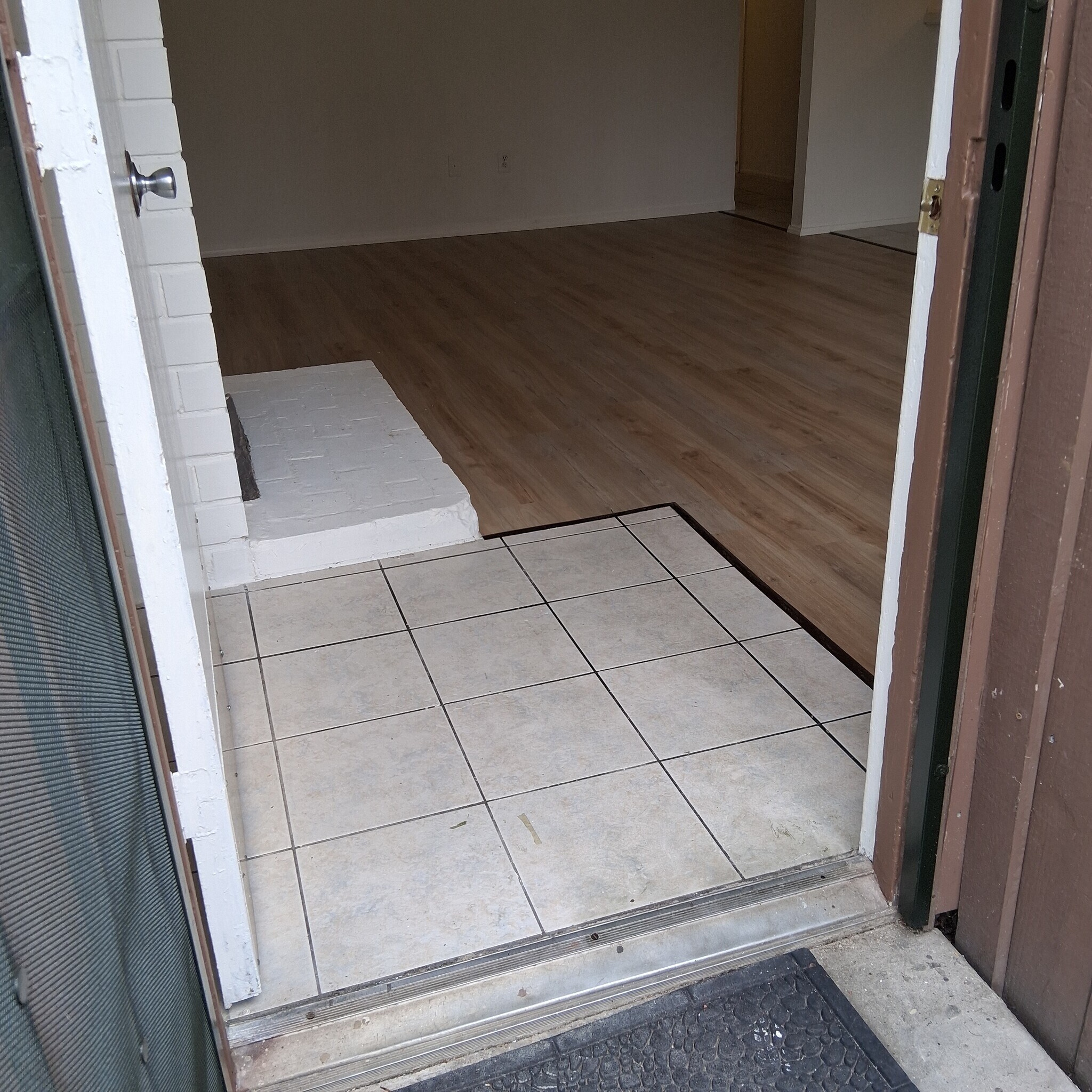 Porcelain tile entrance - 2115 1/2 S Broden St