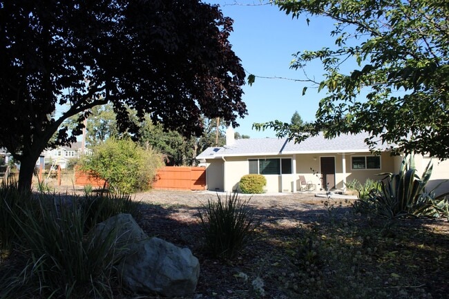 Building Photo - Updated 3 Bedroom, 2 Bathroom Single Family Home in Rural Danville Location