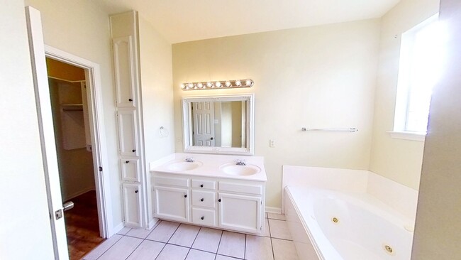 Building Photo - 14371 Whispering Oaks Dr