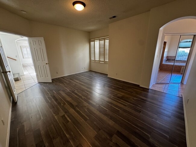 Building Photo - Beautiful townhome in a gated community.