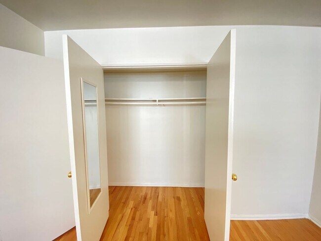 Building Photo - 1 Bed + 1 Bath Second Floor Unit!