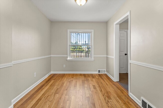 Building Photo - Beautiful updated townhome