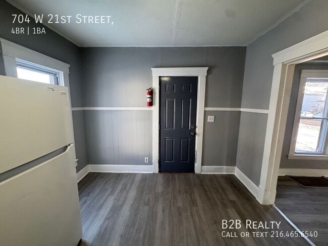 Building Photo - 704 W 21st St