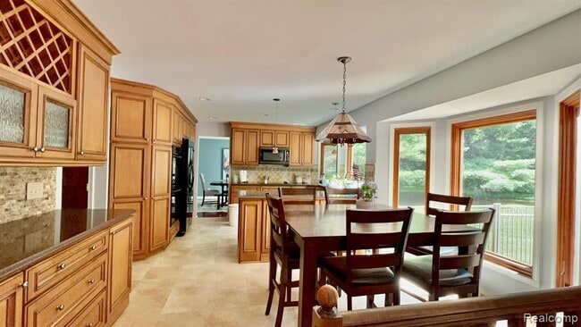 Building Photo - 6588 White Pines Dr