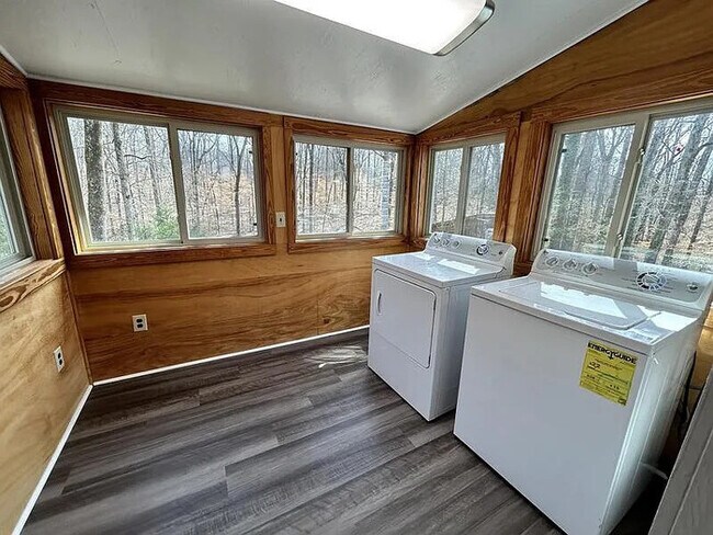 Building Photo - 4 Bedroom 2 Bathroom