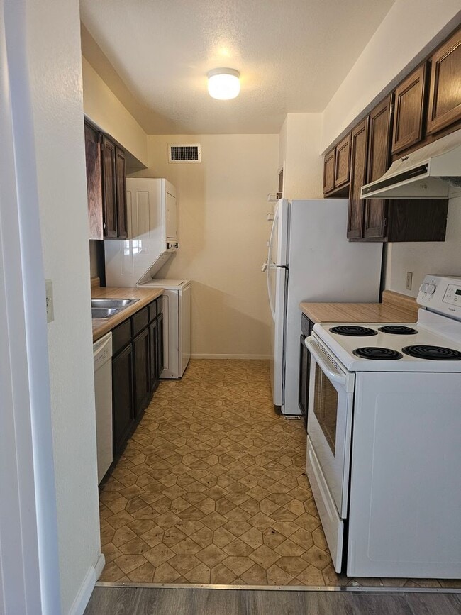 Building Photo - Amazing 2 bedroom with indoor laundry