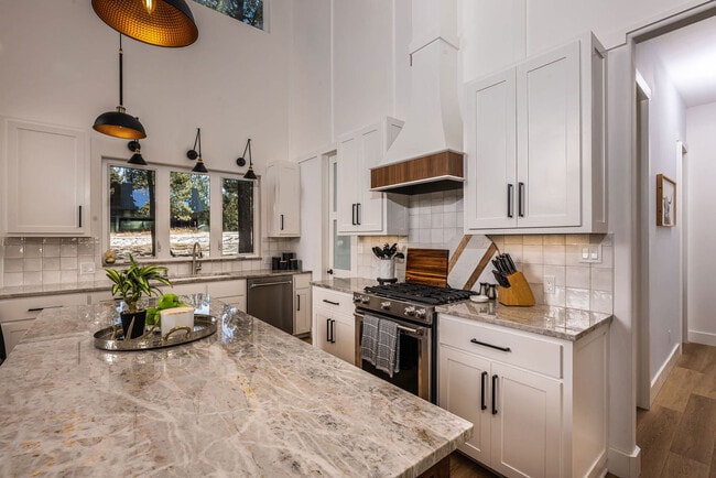 Building Photo - 3373 Mountain View Blvd