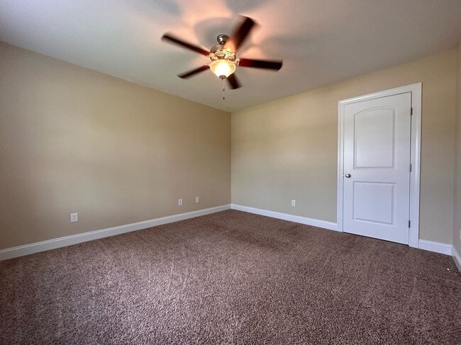 Building Photo - Perfect on Pineflat!