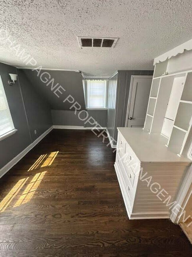 Building Photo - Fully updated home in KC