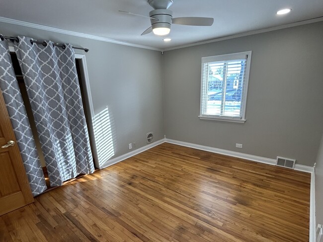 Building Photo - 326 W Adams St