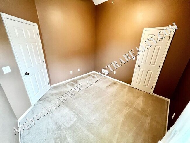 Building Photo - MOVE IN SPECIAL!! Beautiful 4 Bed/4 Bath H...