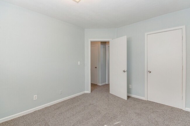 Building Photo - 1443 W 40th St