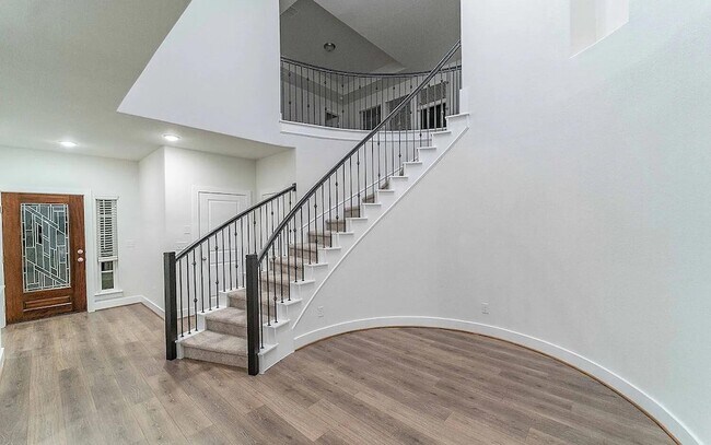 Building Photo - 213 Alicante Ln