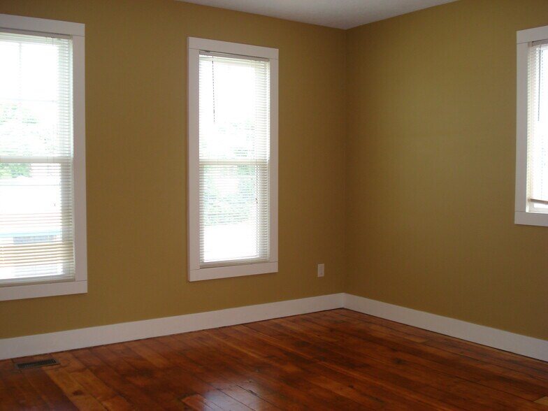 Building Photo - 832 Michigan St NE