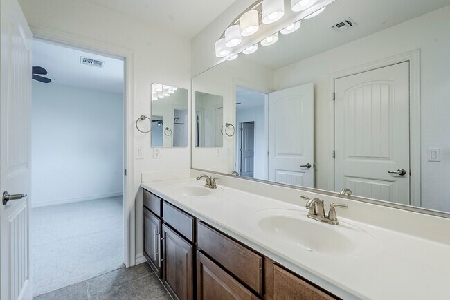 Building Photo - 2744 E Donato Dr