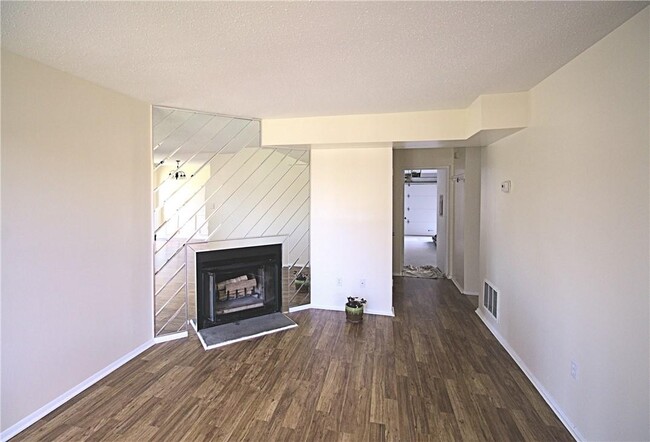 Building Photo - 2507 Whispering Hills Dr