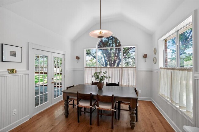Building Photo - 300 N Carriage Hills Dr