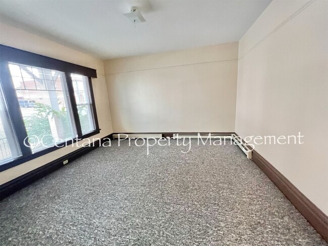 Building Photo - 3 bedroom apartment near Campus, Park St (local shops/food) and St James Hospital!