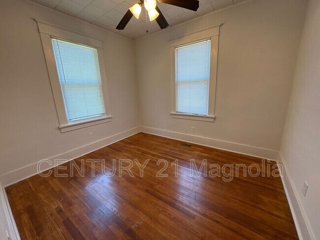 Building Photo - 1112 Troupe St