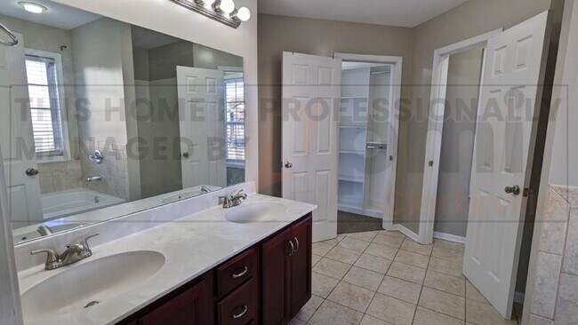 Building Photo - 2780 Cascade Dr