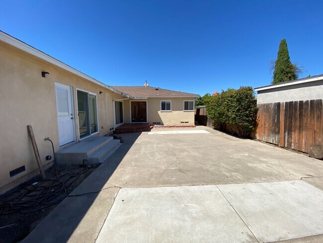 Building Photo - 7BD/4BA, Two Kitchens!