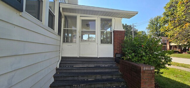 Building Photo - West End Home offering 3 Bedrooms, 1 bath!