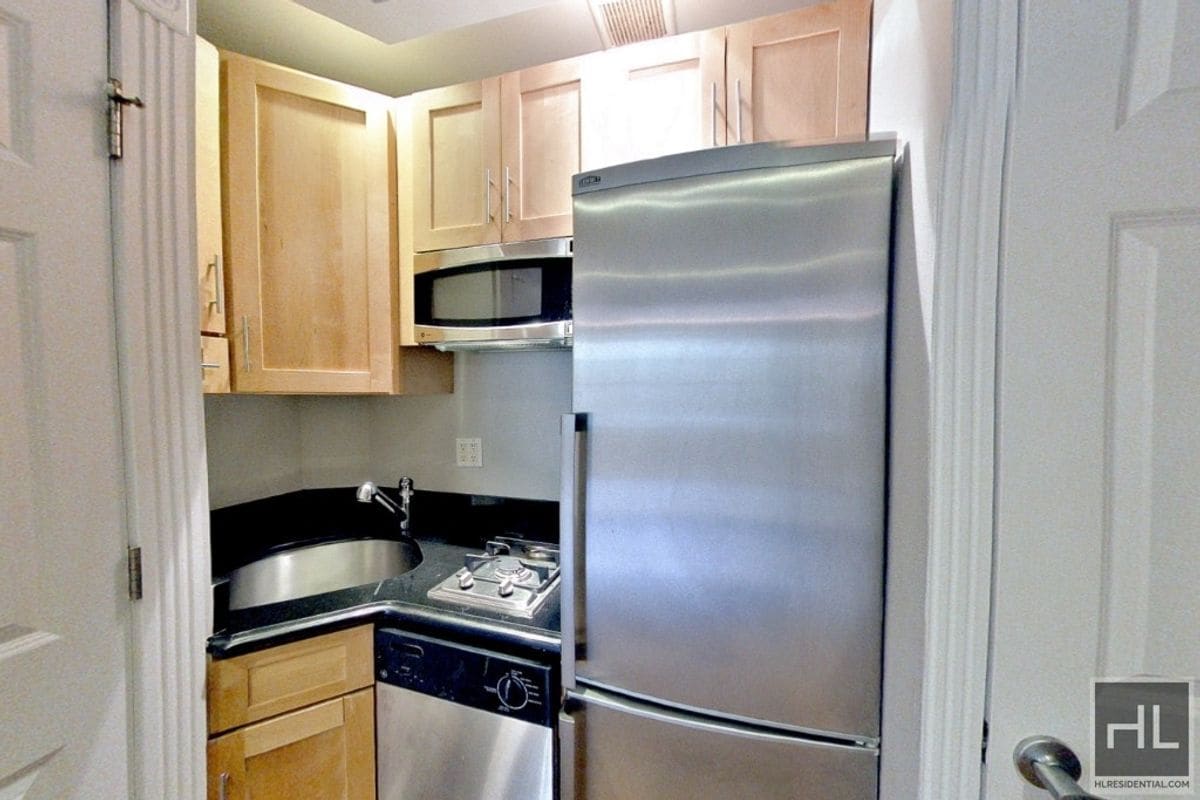 Building Photo - E 5TH ST.