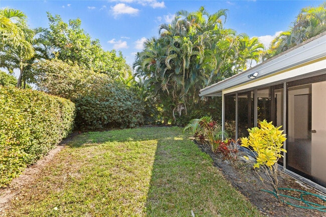 Building Photo - 5051 Pine Dr