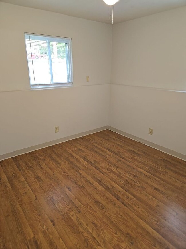 Building Photo - MOVE IN SPECIAL 2BR/1BA in Grandview