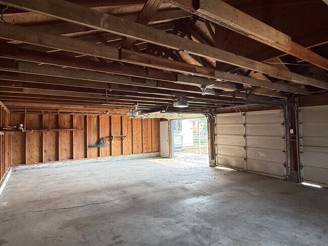 Building Photo - 2 Bedroom 1 Bath 1500 Sq/Ft home on Acreage in Medical Lake with 3 Car Garage & Out Building