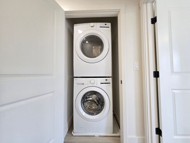 Building Photo - END UNIT- Now Leasing! Brand-New 3 Bed, 2....