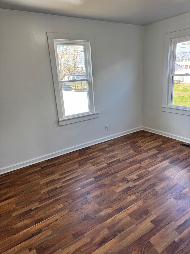 Building Photo - 727 7th St