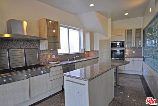 Building Photo - 3971-3971 Fredonia Dr